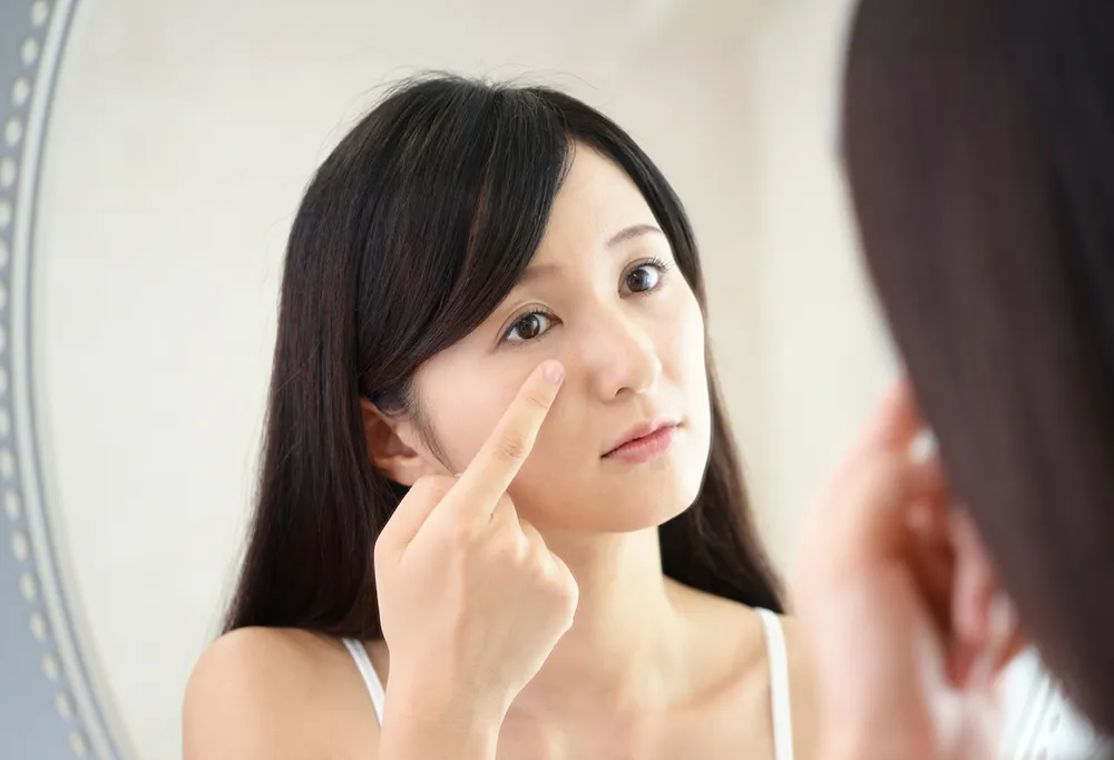 タオルを首にかけた男性