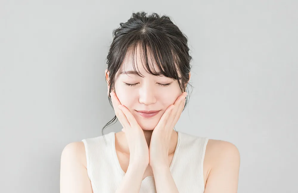 顔に触れる女性