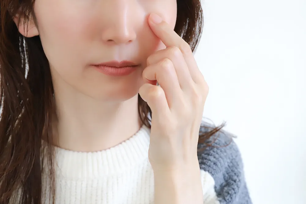 しわに悩む女性